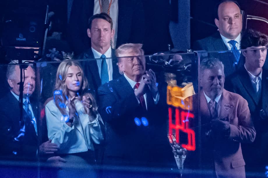 El presidente de Estados Unidos, Donald Trump (c), asiste al tercer juego de las finales de la NBA entre Knicks y Spurs este lunes.