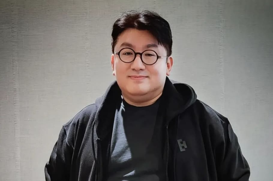 El magnate del K-pop, famoso por haber creado el fenómeno global BTS, enfrenta una de las crisis más grandes de su carrera.