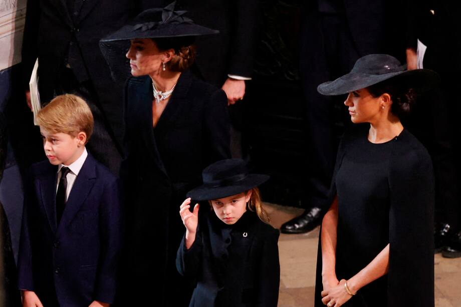 La princesa de Gales, Kate Middleton, sus hijos, George y Carlota de Gales junto a Megan Markle.