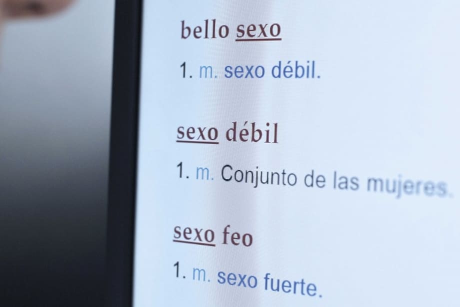 Mujer mirando la pantalla de un computador