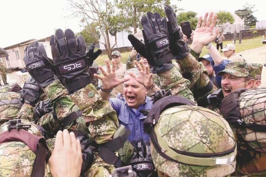 El presidente Iván Duque en su visita a La Macarena, en abril pasado, para poner en marcha la ofensiva Artemisa, contra la deforestación en el país. / EFE