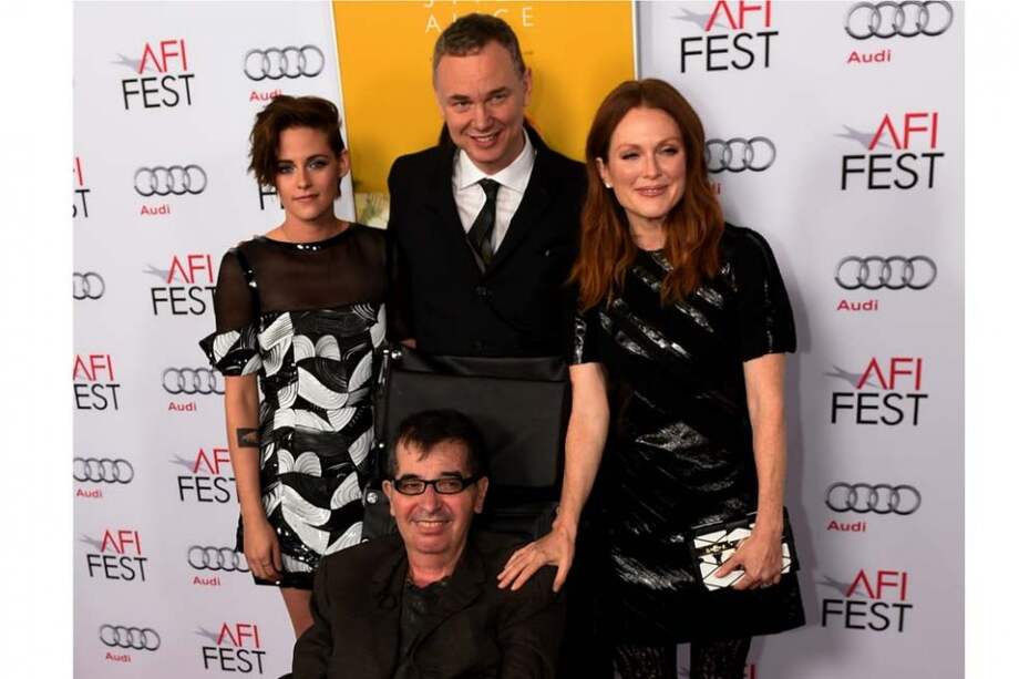 Richard Glatzer acompañado de su esposo Wash Westmoreland y las actrices Kristen Stewart y Julianne Moore. / AFP