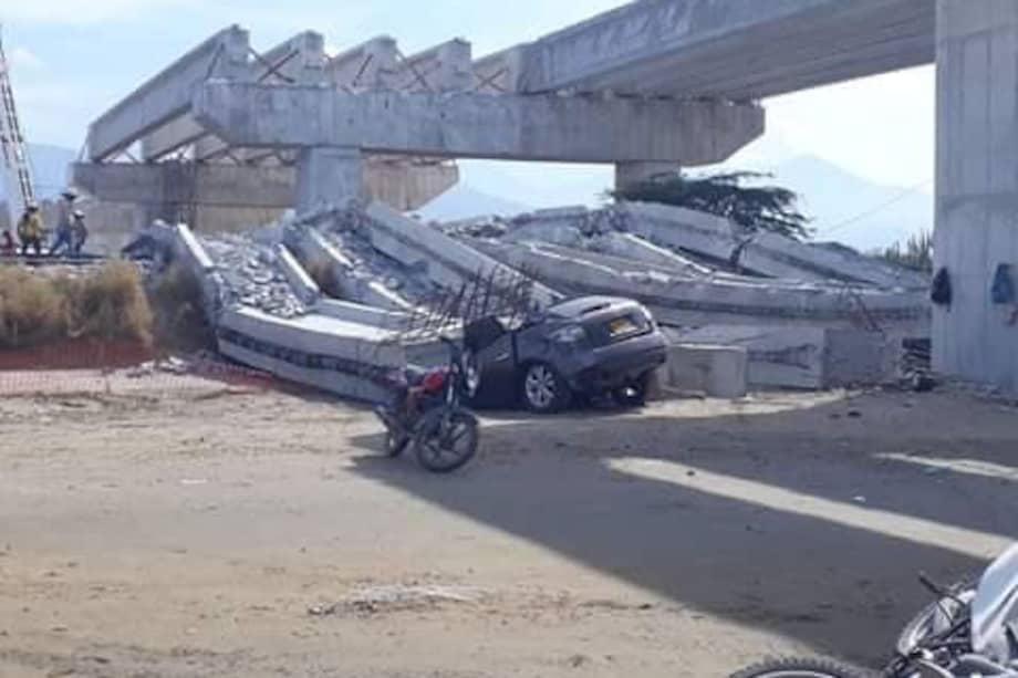 Un carro y una tractomula terminaron aplastados tras el desplome del puente en Ciénaga, Magdalena. / Redes sociales