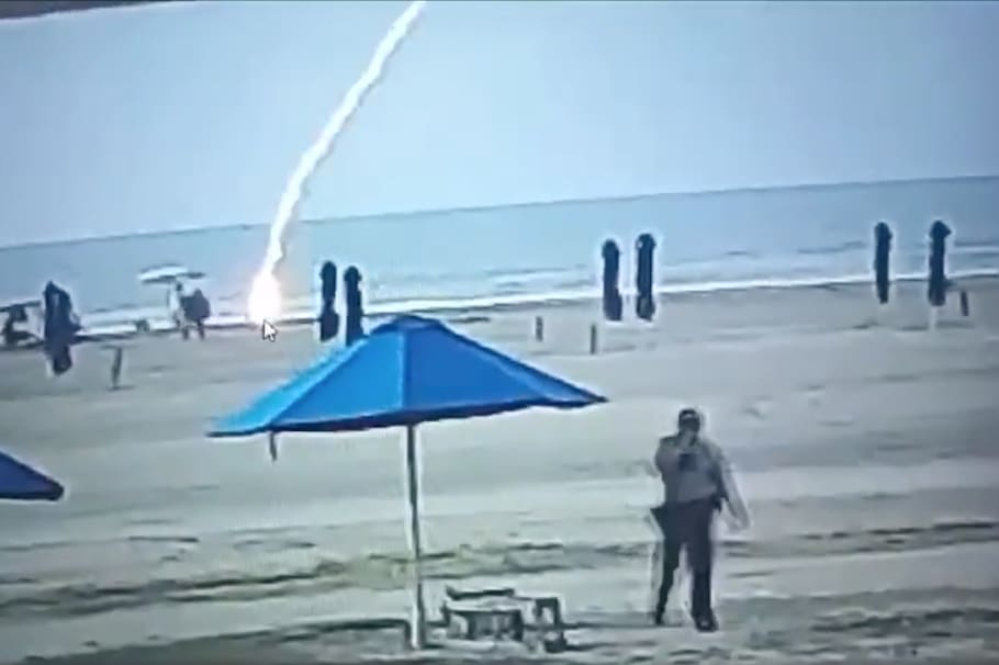 El momento quedó grabado en una cámara de seguridad de la zona.