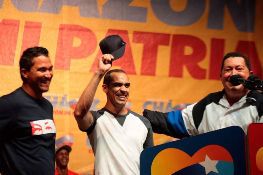 El piloto de Fórmula 1 Pastor Maldonado apoya a Chávez