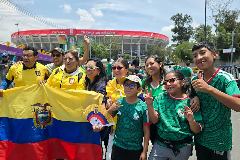 Aficionados de Ecuador y México posan previo a un partido de dieciseisavos de final del Mundial de la FIFA 2026.