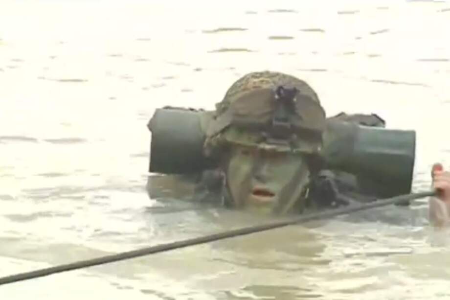 Quienes presten servicio militar deben saber nadar