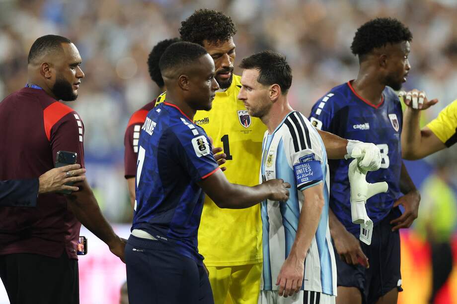Lionel Messi se saluda con los jugadores de de Cabo Verde tras el partido en el que Argentina logró su boleto rumbo a los octavos de final.
