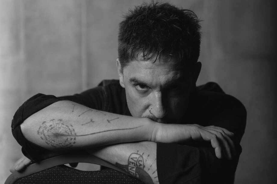 Andrés Cota Hiriart conduce el pódcast "Masaje cerebral" y el programa "RUM" en TV UNAM. Además, fue finalista del I Premio de No Ficción de Libros del Asteroide en 2022.