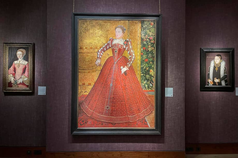 Algunos de los cuadros de la exposición de pintura 'Isabel I: Reina y corte' en Philip Mould & Co en Londres.