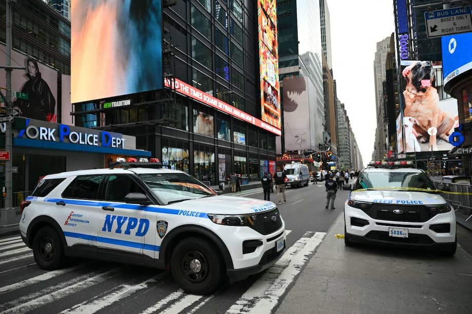 La Policía de Nueva York asegura la zona donde un tiroteo en el que estuvo involucrado un agente dejó a una persona muerta cerca de Times Square, en Nueva York, el 31 de agosto de 2026.