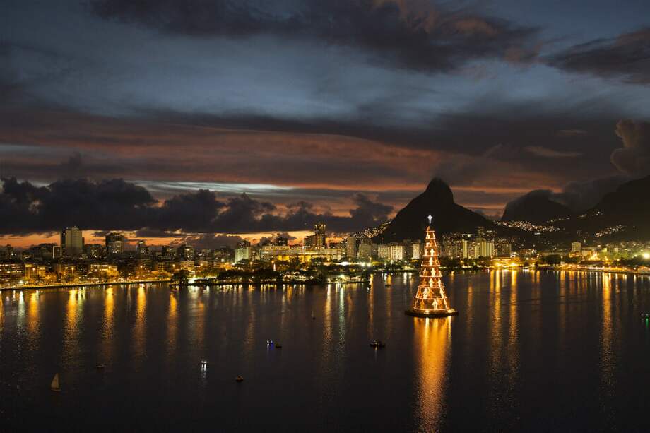 El Árbol de Brasil tiene una estructura de 70 metros y está ubicado en la Laguna Rodrigo de Freitas, en la zona sur de la capital carioca. / Cortesía Turismo de Brasil