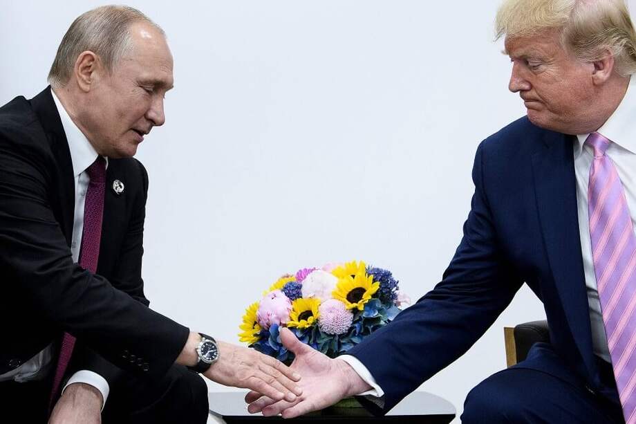 El presidente de Rusia, Vladimir Putin, asiste a una reunión con el presidente de Estados Unidos, Donald Trump, durante la cumbre del G20 en Osaka el 28 de junio de 2019. / AFP