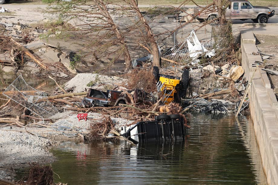 Una fotografía de los escombros que dejaron las inundaciones alrededor del río Guadalupe en Kerville, Texas (Estados Unidos).