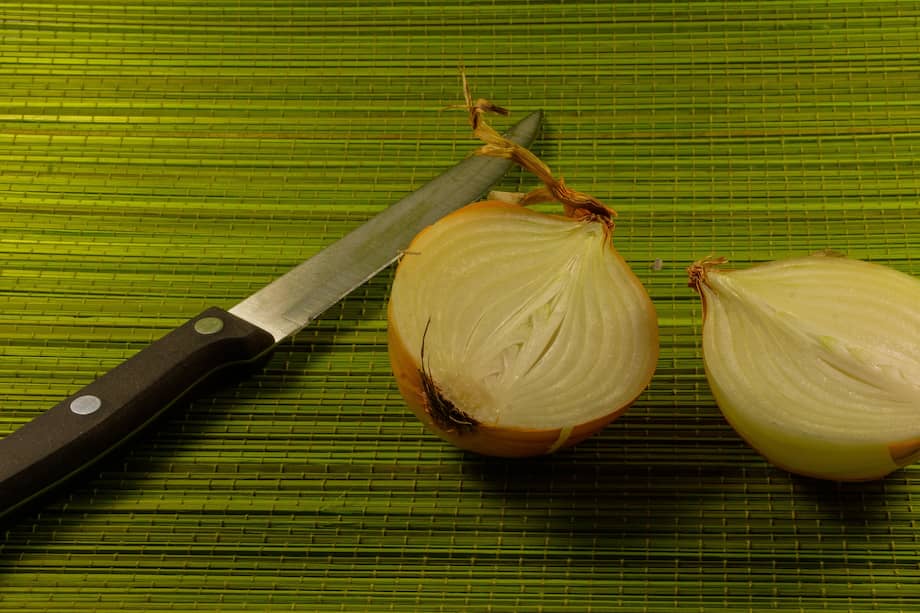 Enfriar la cebolla antes de cortarla es uno de los métodos más eficaces para evitar lágrimas.