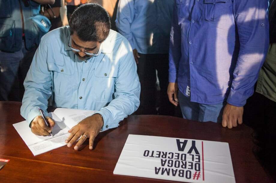 Presidente Nicolás Maduro firma una carta para que el presidente Barack Obama, retire las sanciones en contra de Venezuela / EFE