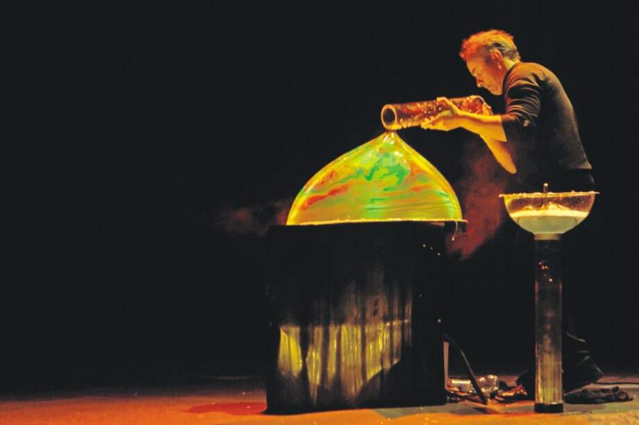 Las acrobacias, combinadas con el arte y la danza son la materia prima del nuevo circo. / María Fernanda Arango