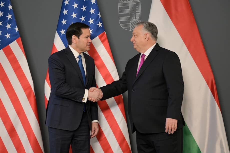 El secretario de Estado de EEUU, Marco Rubio (i), expresó este lunes el claro respaldo de Washington al primer ministro ultranacionalista de Hungría, Viktor Orbán, ante las próximas elecciones legislativas del 12 de abril en el país.