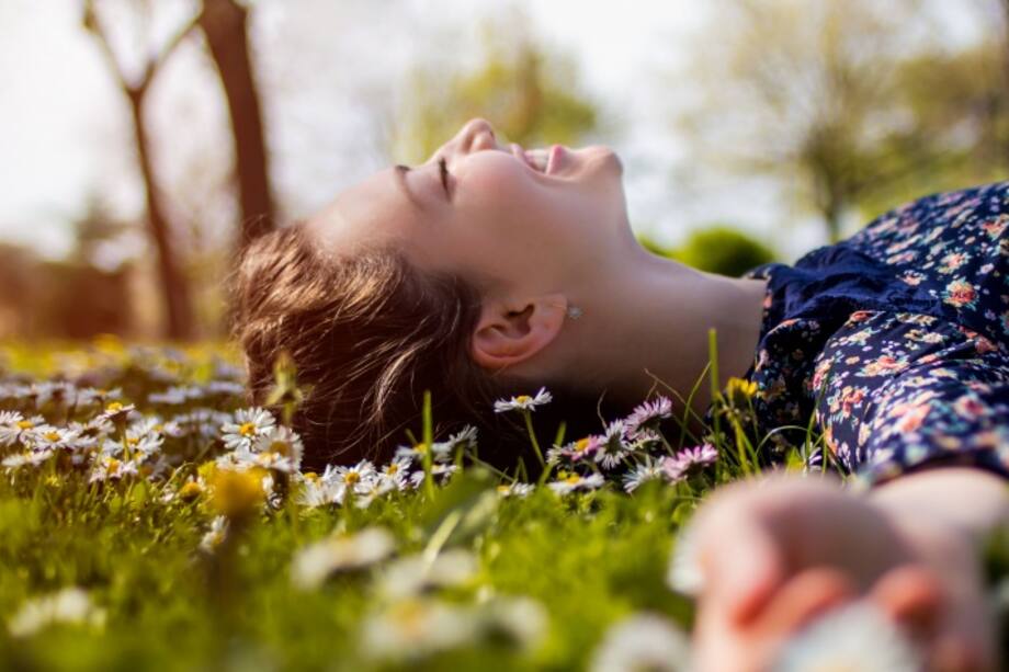 Mujer acostada en el pasto