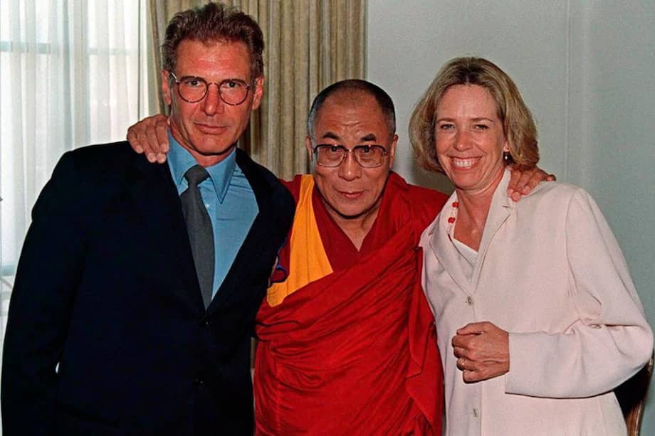 Harrison Ford, el Dalai Lama y Melissa Mathison en 1996. / AFP