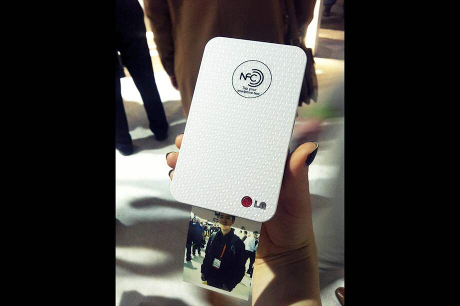 LG lanzó la impresora de bolsillo para que los usuarios puedan imprimir las fotos que toman con su celular. / Edwin Bohórquez