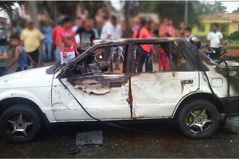 Los habitantes de las Acacias incineraron el carro en que se movilizaba el presunto violador. / El País