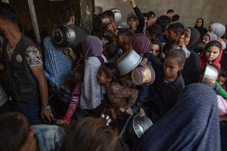 Cientos de palestinos desplazados se reúnen frente a la cocina benéfica Sokar en Gaza