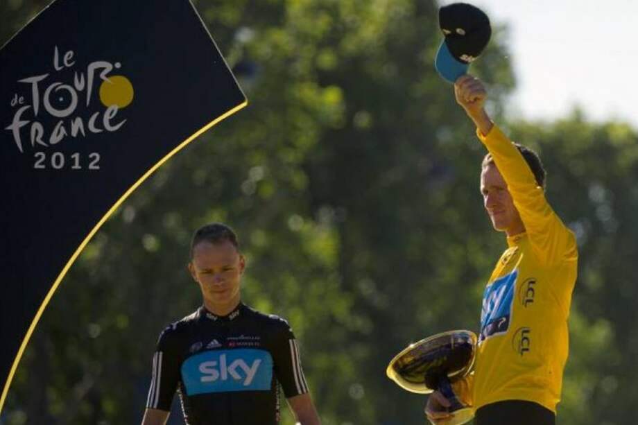 Ciclista Bradley Wiggins condecorado por la reina Isabel II