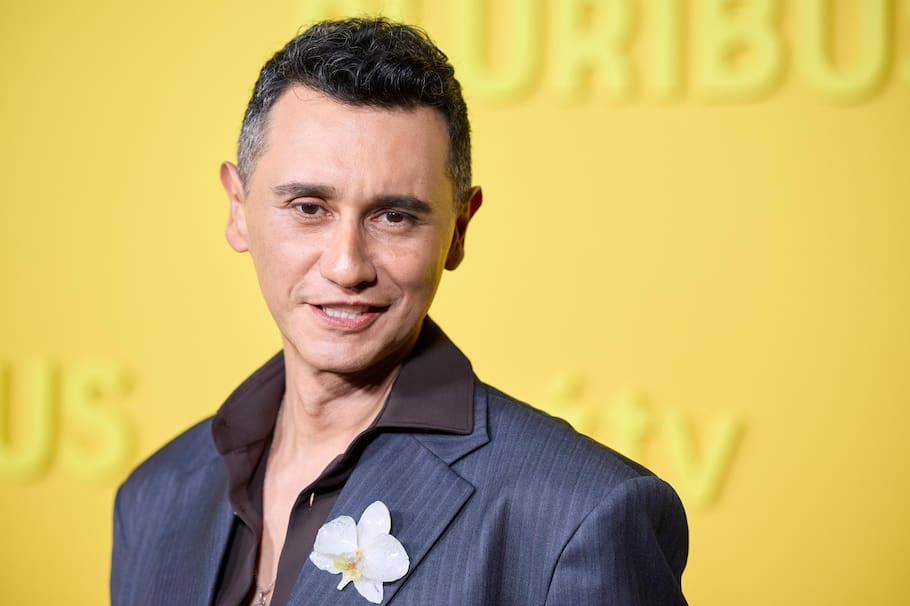 Pluribus: sinopsis, elenco, crítica y más de la serie con el colombiano Carlos Manuel Vesga