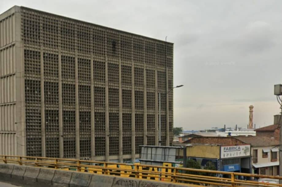 El edificio fue construido en los años 60 por el Banco Cafetero, una de las entidades más adineradas del país en esa época.