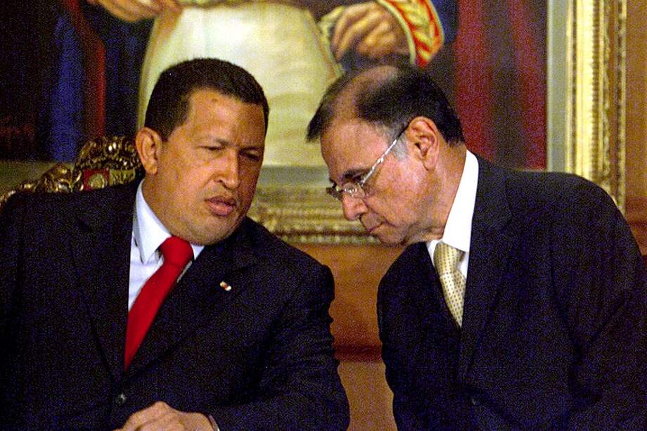 En esta imagen de archivo tomada el 6 de marzo de 2003, el presidente venezolano Hugo Chávez (L) habla con el presidente de la petrolera estatal PDVSA Ali Rodríguez. / AFP