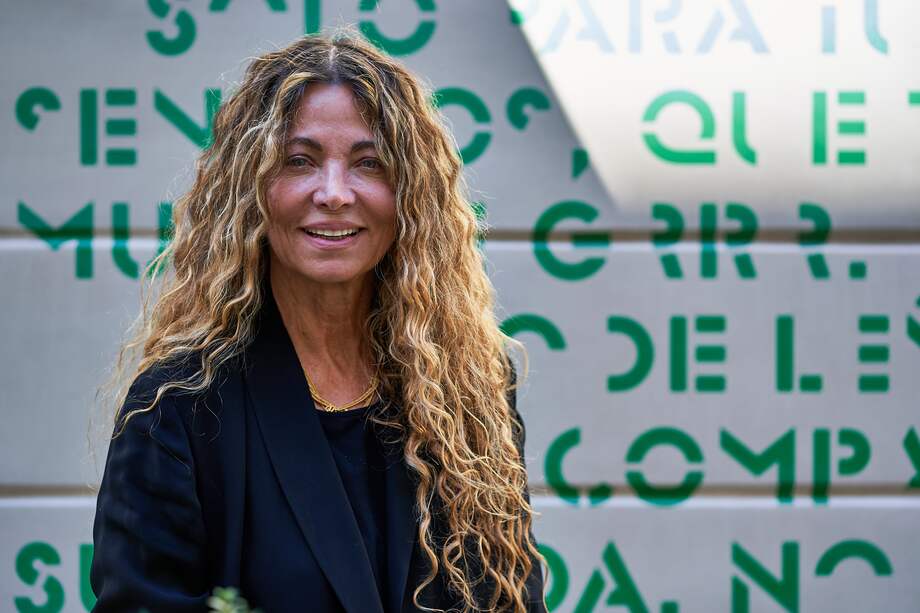 Ángela Becerra ha escrito los libros "Algún día hoy", "Memorias de un sinvergüenza de siete suelas", "Ella, que todo lo tuvo", entre otros.