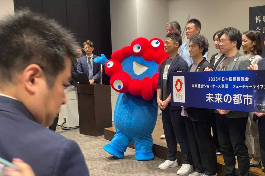 Mascota oficial de la Exposición Universal de Osaka 2025 en una presentación de pabellones en Tokio.