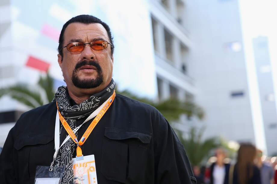 El actor Steven Seagal asiste a la clasificación previa al Gran Premio de Rusia de Fórmula Uno, el 11 de octubre de 2014, en Sochi, Rusia.