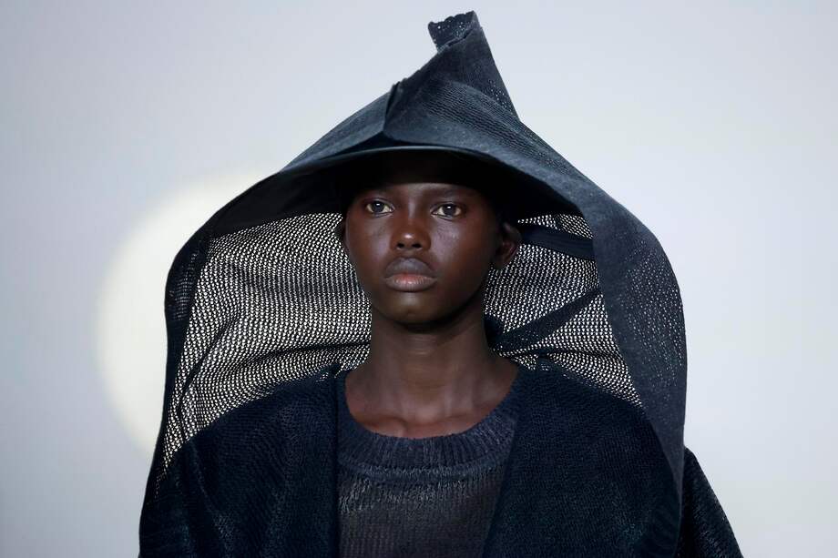 Una modelo presenta una creación de la colección Primavera/Verano 2026 de la casa de moda japonesa Issey Miyake, durante la Semana de la Moda de París, en París, Francia, el 3 de octubre de 2025. / EFE/EPA/Yoan Valat