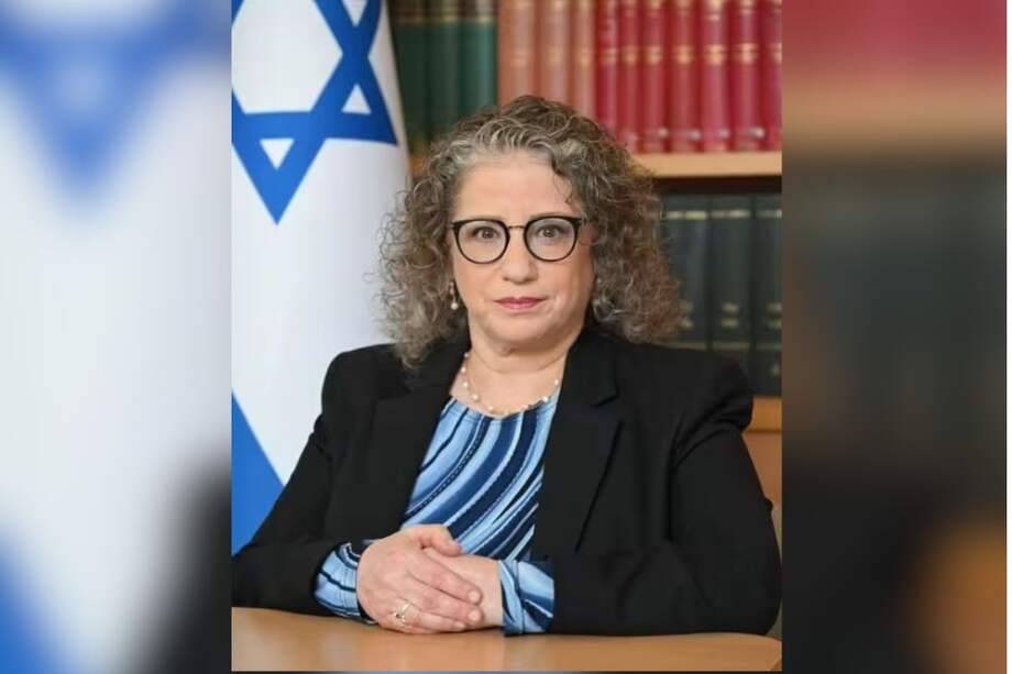 Según la Embajada, "Einat Kranz Neiger, cuenta con estudios de licenciatura en Psicología y Filosofía, así como de maestría en Ciencias de la Comunicación, ambos cursados en la Universidad Hebrea de Jerusalén".