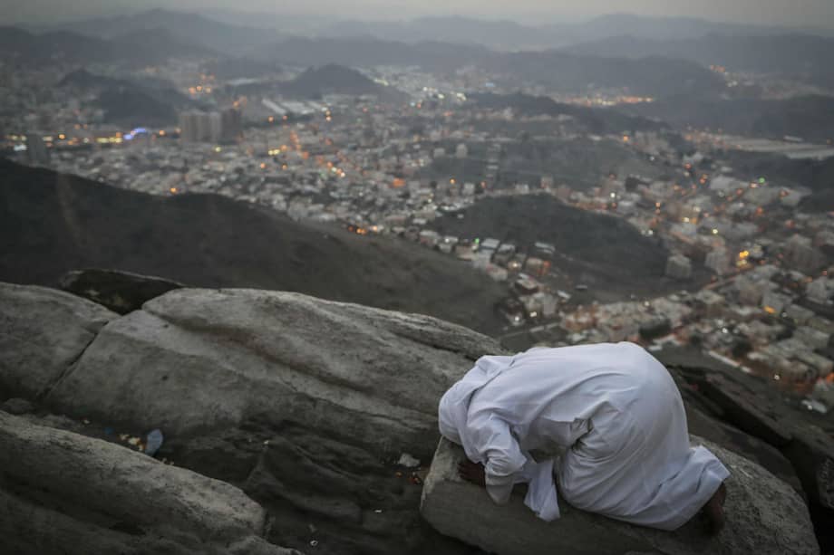 Un fiel musulman reza en la cima del Monte Al-Noor, donde el Profeta Muhammad recibió las primeras palabras del Corán. / EFE