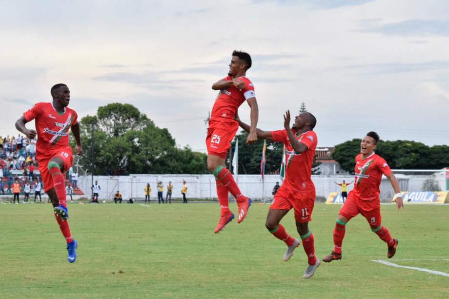 Los jugadores de Cortuluá celebran uno de los goles con los que vencieron al Pereira, este jueves en el estadio Doce de Octubre. / @cortuluaoficial