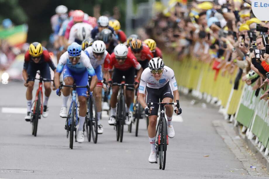 Tadej Pogacar atacó al pelotón en la sexta etapa y se llevó la victoria de la jornada al esprint.