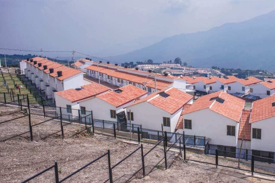 En octubre de 2020 ya se habían entregado 860 casas, de las 988 que tienen que construir.