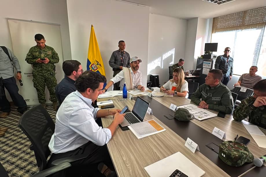 El presidente Abelardo de la Espriella estuvo este martes en Manizales tras el terremoto. Ya declaró la sitacuón de desastre de carácter nacional.