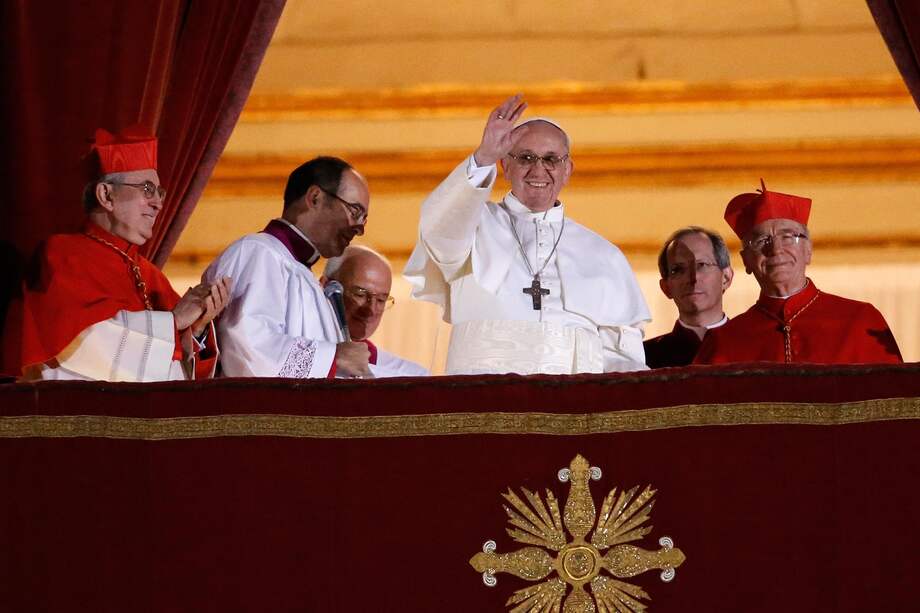 Foto de archivo: el papa Francisco saluda desde un balcón de la Basílica de San Pedro después de ser elegido por sus compañeros cardenales tras un cónclave de dos días el 13 de marzo de 2013
