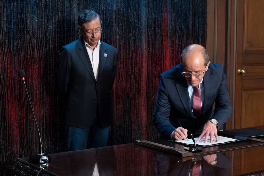 Petro posesionó al abogado Álvaro Echeverry Londoño como nuevo magistrado del Consejo Nacional Electoral.