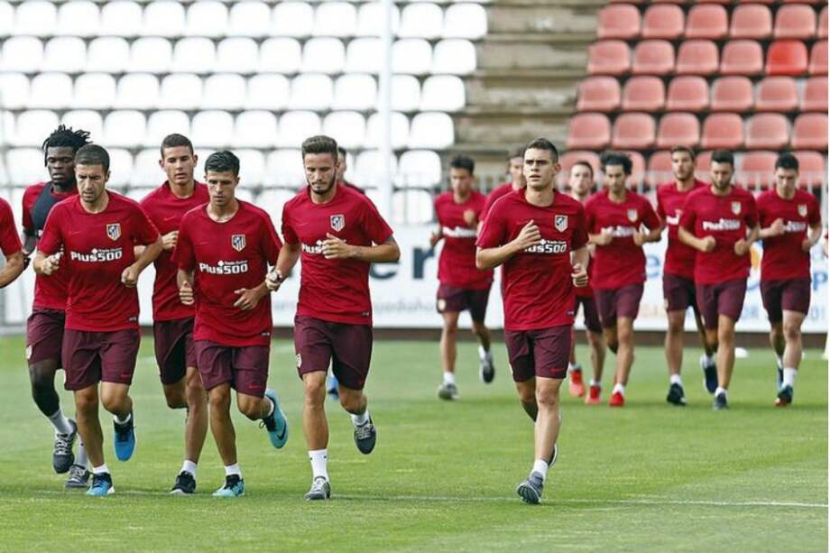 Rafael Santos Borré (d) en la primera práctica con el Atlético de Madrid. / @Atleti