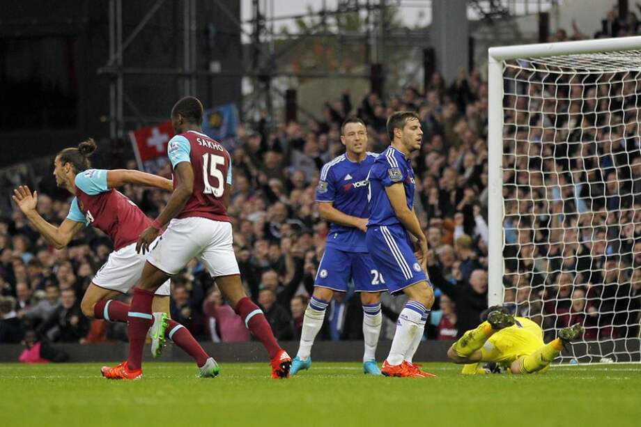 Andy Carroll marca el segundo gol del West Ham contra Chelsea. Foto: AFP