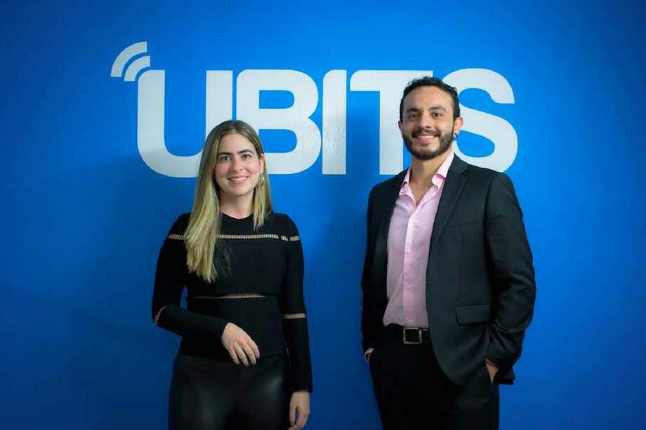 Jonnatan López junto a integrantes de la comunidad en donde adelanta los proyectos. / Fotos: cortesía