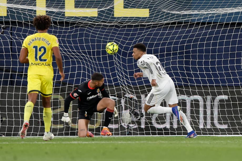 El delantero francés del Real Madrid Kylian Mbappé marca su segundo gol de penalti durante el partido de la jornada 21 de LaLiga frente al Villarreal en el estadio de La Cerámica.
