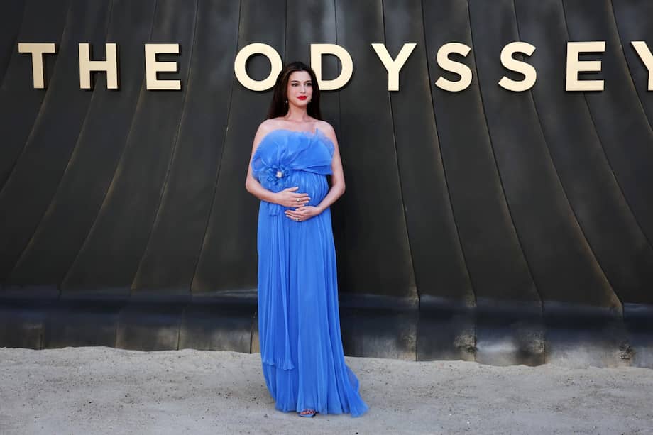 La actriz estadounidense Anne Hathaway, miembro del reparto, asiste al estreno mundial de «La Odisea» en el Odeon Leicester Square de Londres. / EFE/ EPA/ Andy Rain