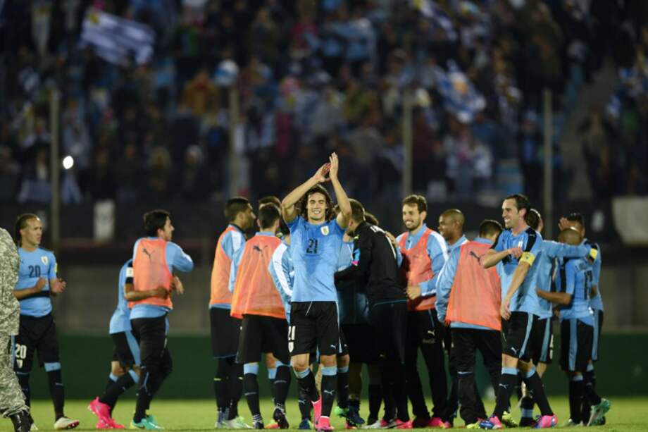 Edinson Cavani (C), que marcó dos goles en el triunfo de Uruguay sobre Venezuela, celebra en el estadio Centenario, en Montevideo. / AFP