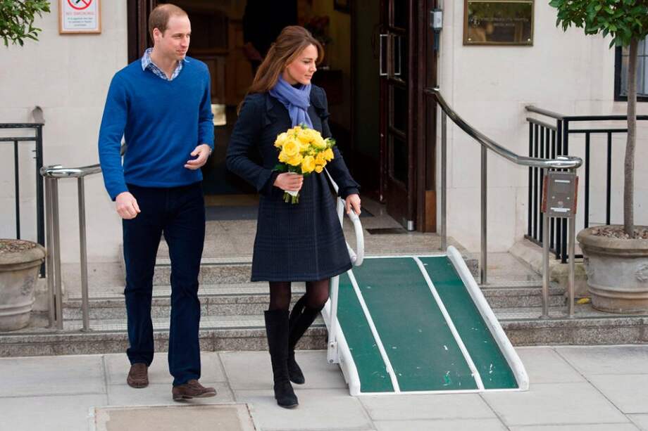 El principe Guillermo y Catalina, a la salida del hospital Rey Enrique VII.